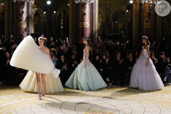 Confira destaques do desfile de Viktor & Rolf na Semana de Moda de Alta Costura de Paris