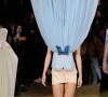 Moda de ponta-cabeça! Paris Fashion Week traz desfile com looks em ângulos e formatos inusitados
