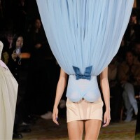 Moda de ponta-cabeça! Paris Fashion Week traz desfile com looks em ângulos e formatos inusitados