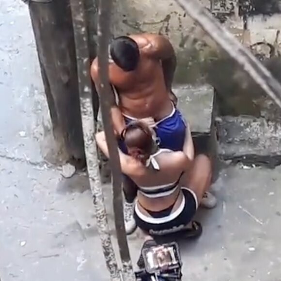 Uma cena chocou a internet após Anitta aparecer fazendo sexo oral em um modelo