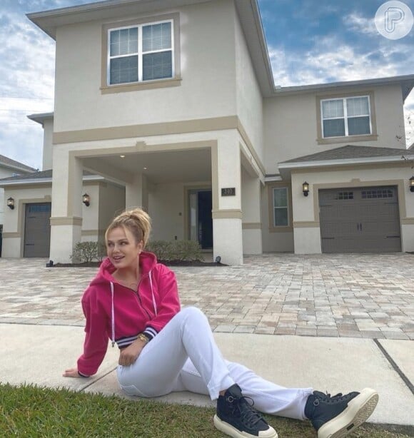 Eliana posou em frente de casa alugada na Flórida, nos EUA