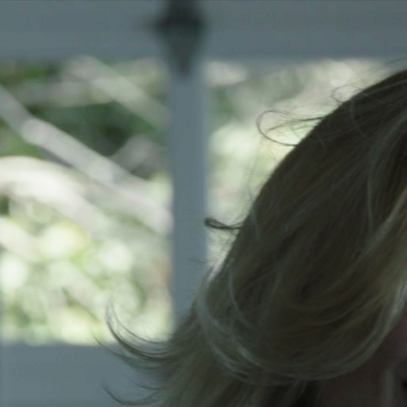 Pamela Anderson toma controle da própria narrativa e conta, através de sua perspectiva, histórias que o público sempre julgou ter total conhecimento