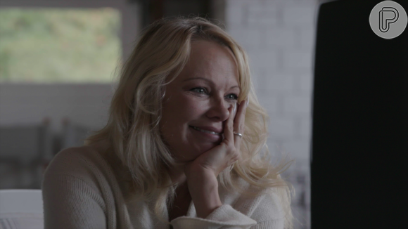 Pamela Anderson é apresentada como uma pessoa cuja coisa favorita na vida é se apaixonar