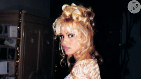 Pamela Anderson foi casada cinco vezes e divide histórias curiosas sobre suas relações no documentário