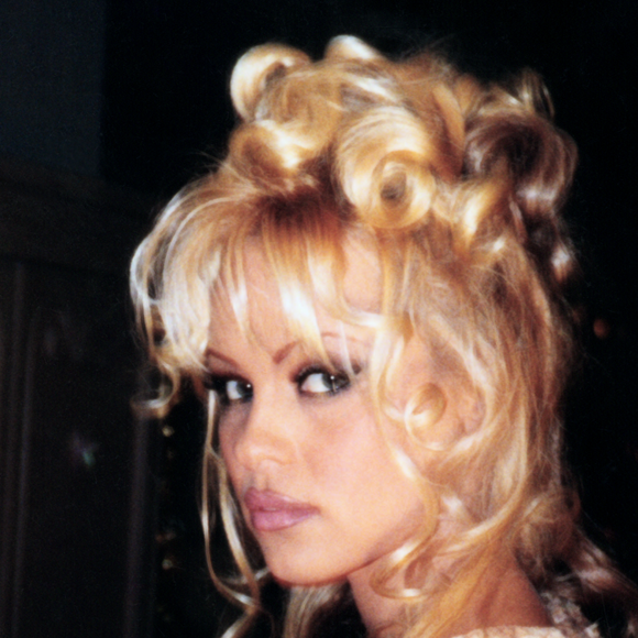 Pamela Anderson foi casada cinco vezes e divide histórias curiosas sobre suas relações no documentário