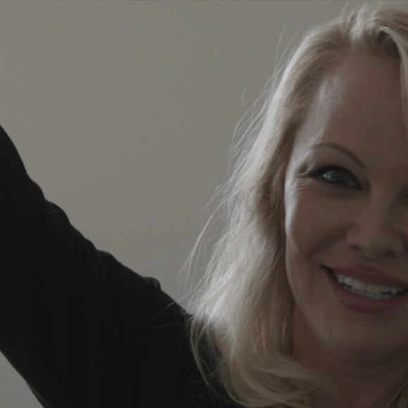 Pamela Anderson revela que foi abusada sexualmente durante quatro anos pela própria babá