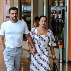 Rodrigo Lombardi e a mulher, Betty Baumgarten, jantaram e passaream por shopping do Rio de Janeiro em 31 de janeiro de 2023