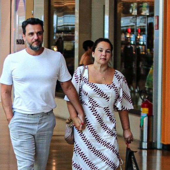 Rodrigo Lombardi e a mulher, Betty Baumgarten, jantaram e passaream por shopping do Rio de Janeiro em 31 de janeiro de 2023