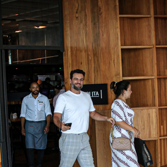 Rodrigo Lombardi acenou para funcionário de restaurante ao deixar o local com a mulher, a maquiadora Betty Baumgarten