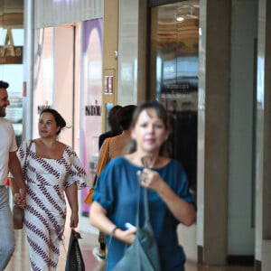 Rodrigo Lombardi e a mulher, Betty Baumgarten, fizeram compras em shopping do Rio de Janeiro
