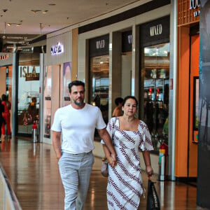 Rodrigo Lombardi jantou com a mulher, Betty Baumgarten, em shopping do Rio de Janeiro em 31 de janeiro de 2023