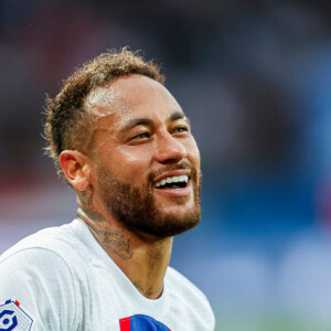 Neymar está em Paris para cumprir compromissos com o PSG