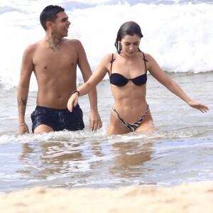 Jade Picon se refrescou no mar ao lado de um amigo