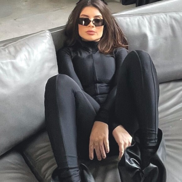 Sem cara de sapato! Gkay usa acessório diferentão e surpreende em look total black: 'Bolsas nos pés'