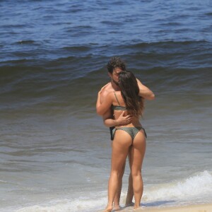 Cena de beijo de José/Zé Paulino (Sergio Guizé) e Candoca (Isadora Cruz) foi gravada na praia de Ipanema para a novela 'Mar do Sertão'