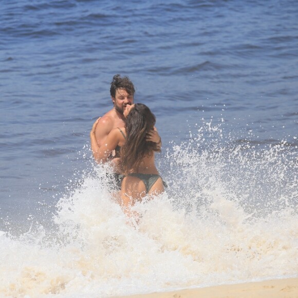 José/Zé Paulino (Sergio Guizé) e Candoca (Isadora Cruz) se divertiram com banho de mar na novela 'Mar do Sertão'