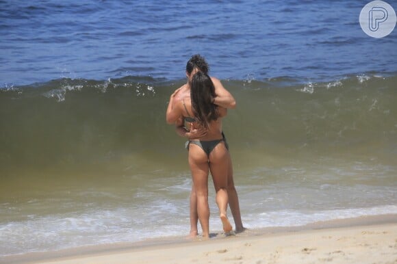 Beijo de José/Zé Paulino (Sergio Guizé) e Candoca (Isadora Cruz) em praia indica final feliz para os mocinhos da novela 'Mar do Sertão'