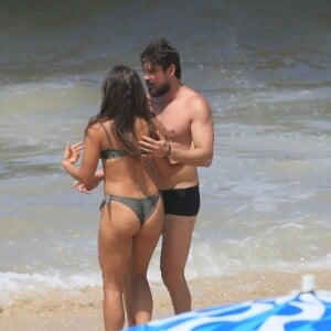 Sergio Guizé e Isadora Cruz foram à praia gravar cena da novela 'Mar do Sertão', que está em sua reta final