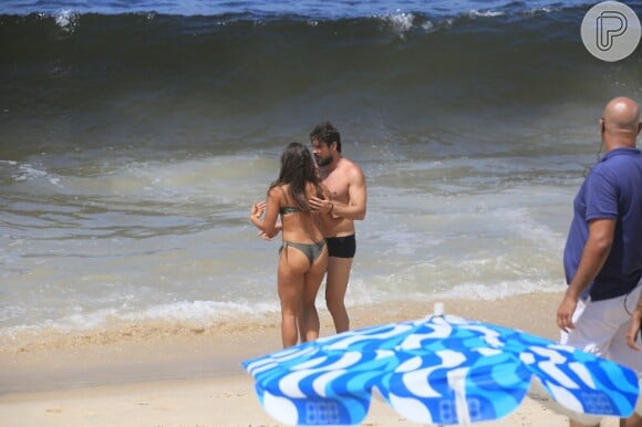Sergio Guizé e Isadora Cruz foram à praia gravar cena da novela 'Mar do Sertão', que está em sua reta final