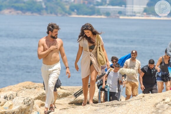 Isadora Cruz e Sergio Guizé são acompanhados pela equipe da novela 'Mar do Sertão' durante gravação na praia