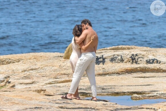 Personagens de Sergio Guizé e Isadora Cruz na novela 'Mar do Sertão' se beijam em gravação em praia do Rio