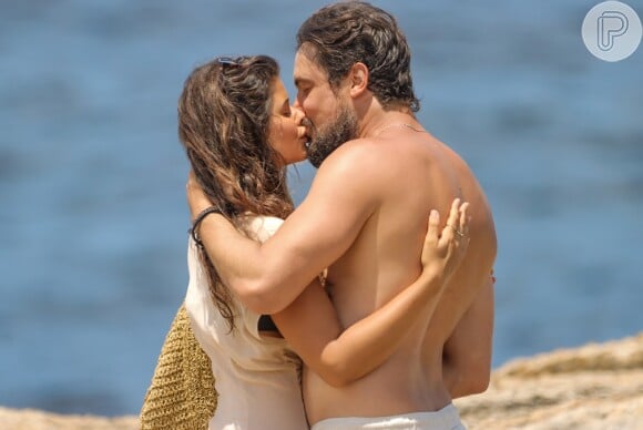 Isadora Cruz e Sergio Guizé trocaram beijos em cena da novela 'Mar do Sertão' feita no Arpoador
