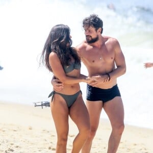 Isadora Cruz e Sergio Guizé na gravação de cena da novela 'Mar do Sertão'