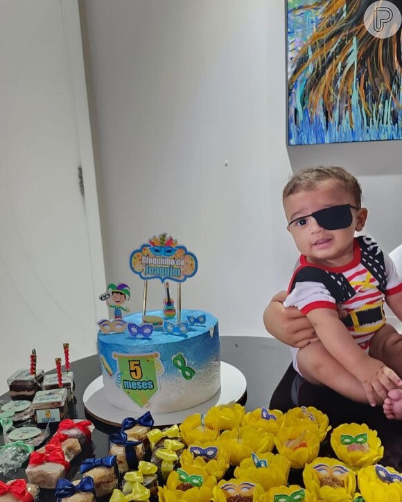 Viviane Araujo preparou uma festa íntima com tema Carnaval para comemorar os 5 meses do filho, Joaquim