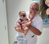 Joaquim, filho de Viviane Araujo, posa com a enfermeira em 'mesversário'