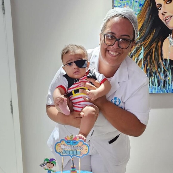 Joaquim, filho de Viviane Araujo, posa com a enfermeira em 'mesversário'