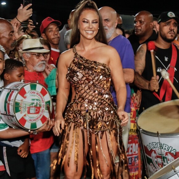 Paolla Oliveira aposta em peças com assimetria em seus looks de Carnaval