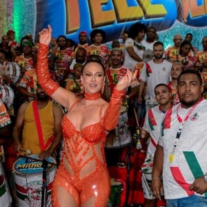 Paolla Oliveira roubou a cena com look vermelho total em ensaio na quadra da Grande Rio