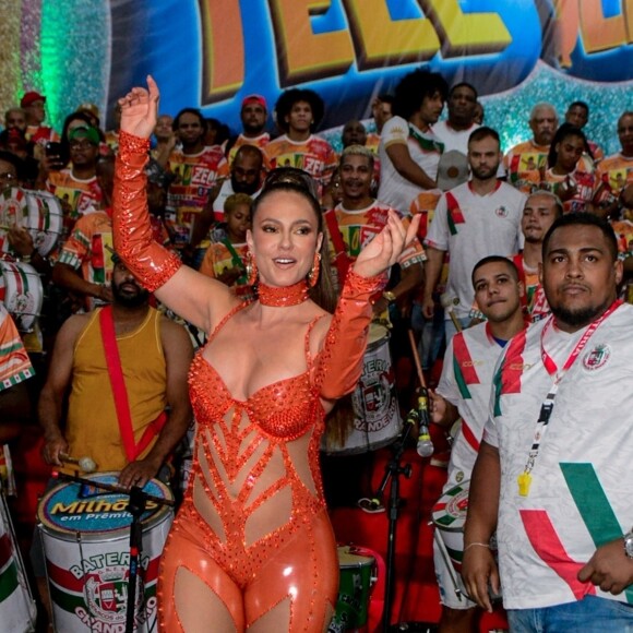 Paolla Oliveira roubou a cena com look vermelho total em ensaio na quadra da Grande Rio