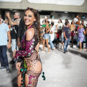 Paolla Oliveira surgiu em ensaio no Sambódromo com look que tinha pegada handmade