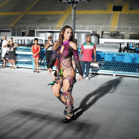 Paolla Oliveira brilhou em ensaio técnico na Sapucaí com look criado por Gustavo Silvestre