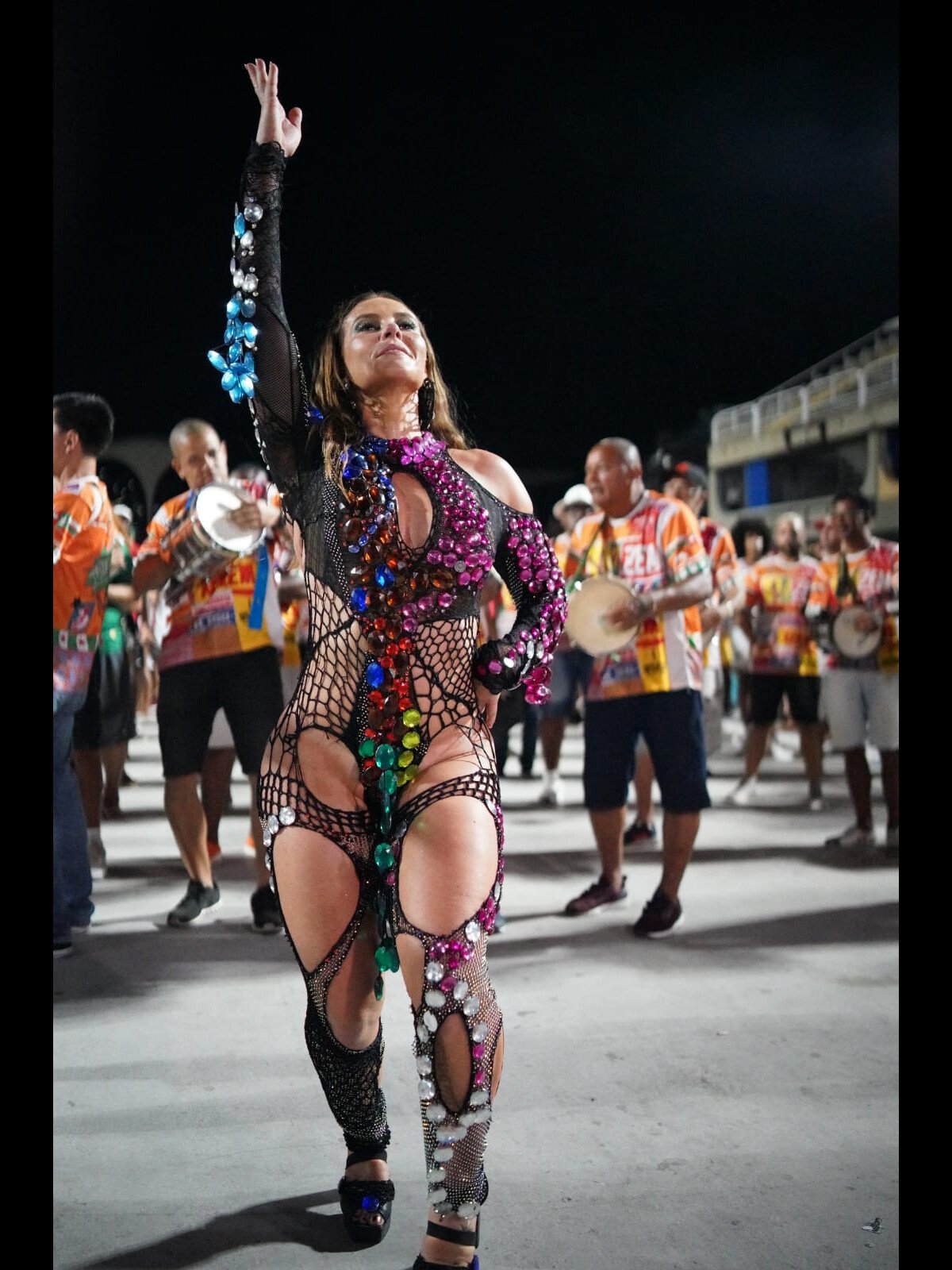 Foto: O look usado por Paolla Oliveira em ensaio recente na Sapucaí  combinava vazados e pedraria - Purepeople