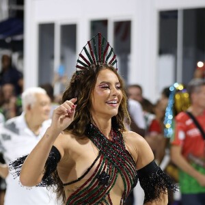Paolla Oliveira deu show de samba no pé durante o ensaio da Grande Rio