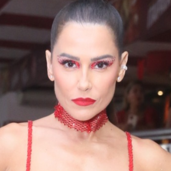 Deborah Secco roubou a cena neste sábado (11) ao comparecer à quadra do Salgueiro para o último ensaio da escola antes do desfile na Marquês de Sapucaí