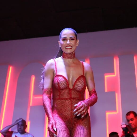 Corpo de Deborah Secco roubou a cena em ensaio de Carnaval