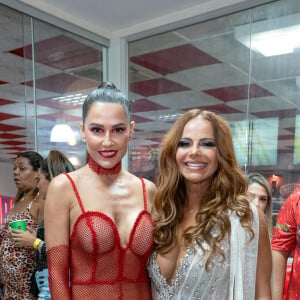 Deborah Secco posou com Viviane Araujo, Rainha de Bateria do Salgueiro