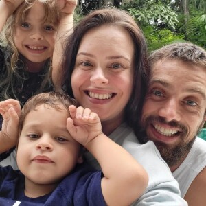 Mariana Bridi em foto com Valentim e Aurora, filhos frutos do casamento com Rafael Cardoso
