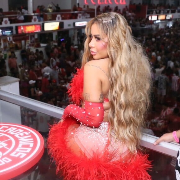 Rafaella Santos arrasou de hot pants e plumas para baile no Salgueiro