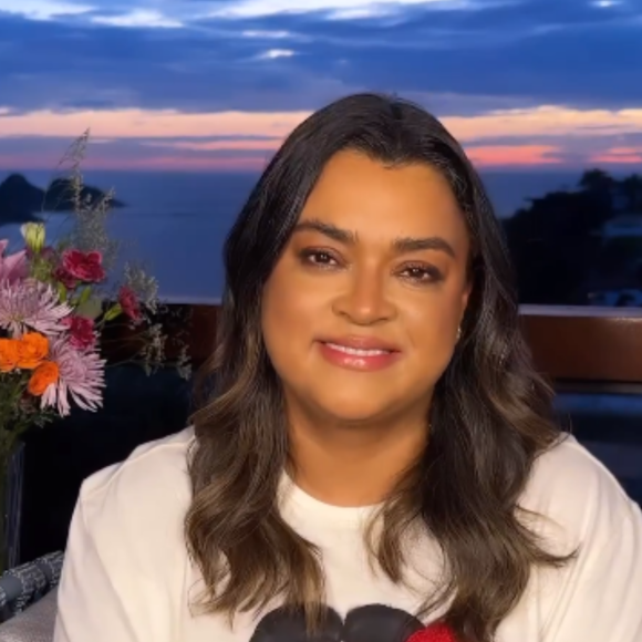 Preta Gil surgiu maquiada, com os cabelos arrumados e um look em homenagem à sua madrinha Gal Costa