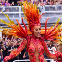 Sabrina Sato usa costeiro de 35kg ao representar dragão de São Jorge em desfile do carnaval 2023. Fotos!