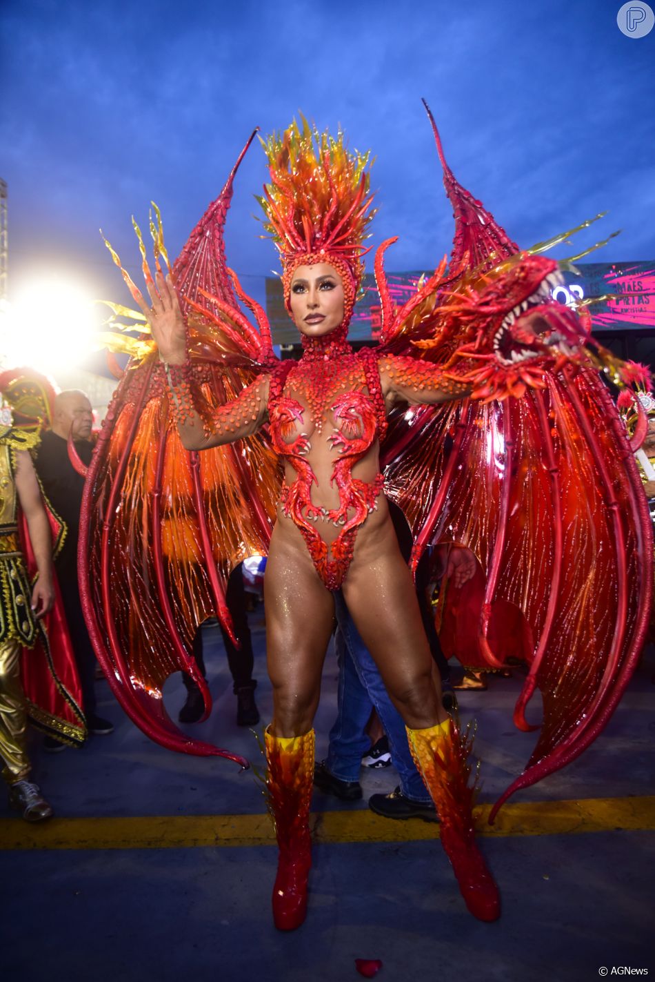 Sabrina Sato usou o costeiro de 35 quilos apenas na rea da concentrao no carnaval 2023 da Gavies da Fiel Torcida