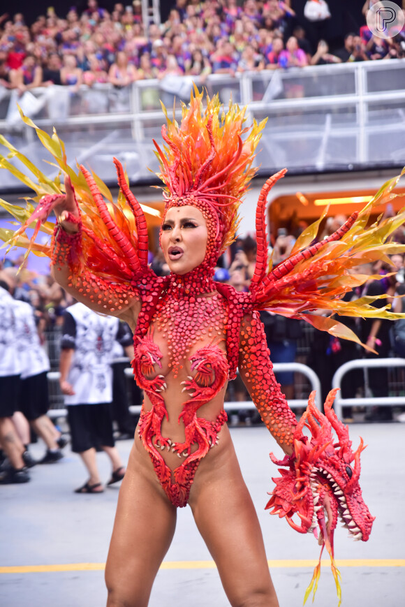 Sabrina Sato usou uma fantasia em tons de vermelho e laranja no carnaval 2023 da Gaviões da Fiel Torcida