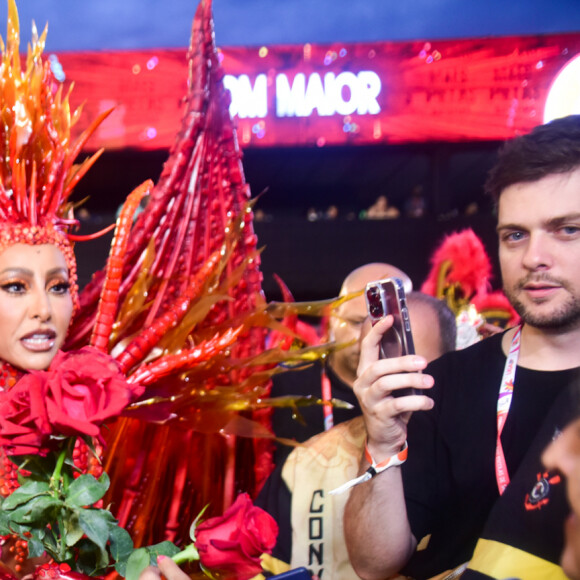 Sabrina Sato distriuiu flores para profissionais da imprensa na concentração do desfile do carnaval 2023 da Gaviões da Fiel Torcida