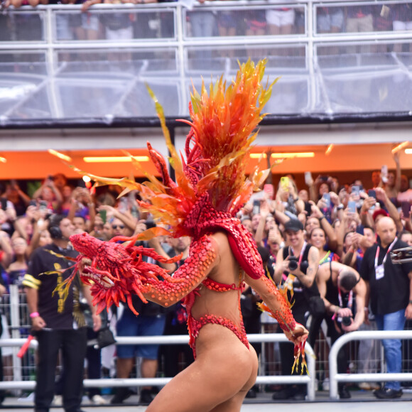 Sabrina Sato pelo quarto ano seguido foi rainha de bateria da Gaviões da Fiel Torcida, no carnaval 2023