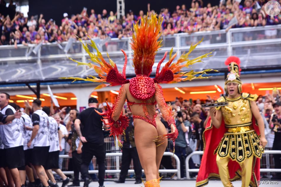 Sabrina Sato enfrenta imprevisto com fantasia no carnaval 2023 da Gaviões fotos Purepeople