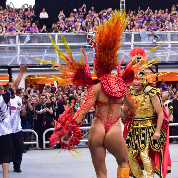 Sabrina Sato desfilou já sem o costeiro de 35 kg ao ocupar de novo o posto de rainha de bateria da Gaviões da Fiel Torcida, no carnaval 2023